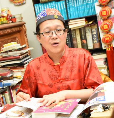 王忠文道长表示,埋入穴中的福主生基物中,一定要有当事人精魄的毛发、指甲、血液、衣物等。
