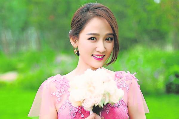 小红恩样靓身材正,真命天子仍未出现,眼见姐妹淘一个个嫁人去,心里不焦急才怪,难怪要沾喜气,希望自己早日觅得另一半。)