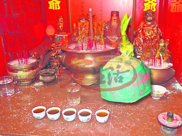大山脚一间名为道济堂疯癫济公庙,是由阴阳神齐坐镇,除了让信徒求神问卜之外,这里也以派财闻名,据悉奉请一粒“招财椰”,供奉给地主爷,富贵临门。