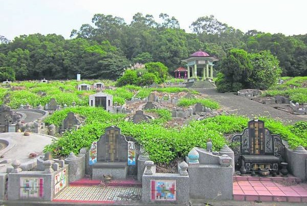 人死本该入土为安,但如果葬在养尸地,则会导致先人半阳半阴的局面,而无法庇佑后代。