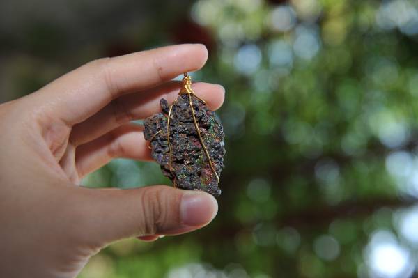 “住洋楼,养番狗”是有钱人的生活写照,但是这句话要改了,现在的有钱人不养狗,改养石。这石头叫沥赖,有神秘力量,只要养得好,能庇佑主人事业一帆风顺、远离病魔,甚至还能趋吉避凶降等等。