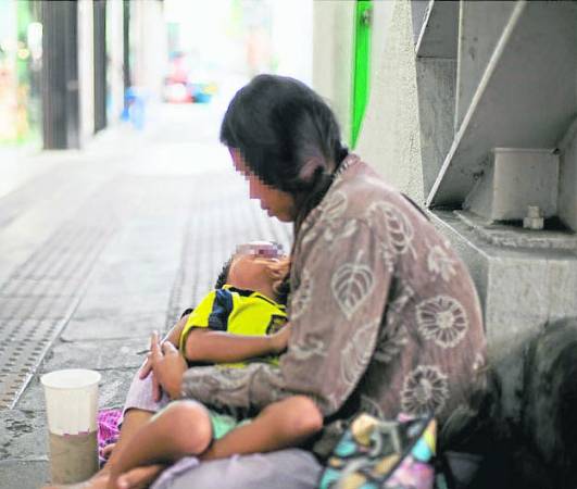 每逢乞丐发财日,有的会携带幼儿,甚至出动全家一起在庙宇外乞讨。