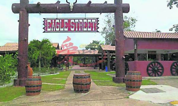 雄鹰牧场度假村门口大大个写着“EAGLE STREET”,只要看到这字就代表你已到达啦!