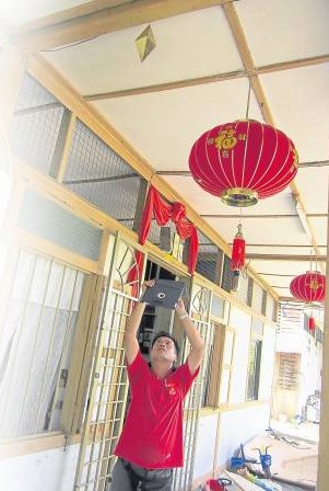 寻找出最适当的位置后,将能量锦囊挂在屋前的天花板上。