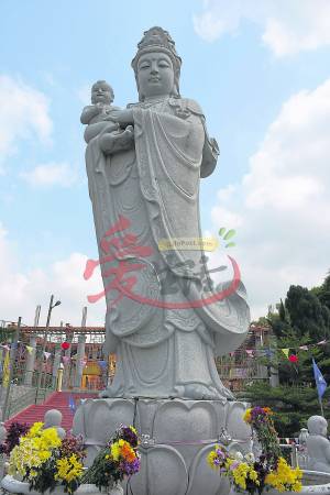 拜23尺送子观音——赐儿女 仙四师爷千古庙 LOT 2340, 1 1/2, Jalan Rasah, 70300 Seremban, Negeri Sembilan. 电话:013-308 6381 开放时间:8am 至7pm 卫星导航:2.698595, 101.942511