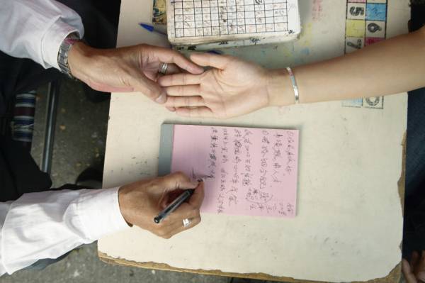 李师父表示,掌纹会随后天的性格和环境而变化,新的变化还是发生在旧手纹上,所以是改变不了命运。