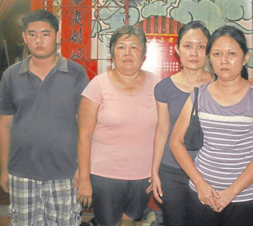 当晚男方亲人(从左至右)陈政业、李玉兰、玉燕、玉美出席李志忠的婚宴。