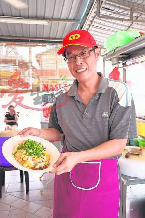 香喷喷的白切鸡,你怎能错过呢? 朱氏滑鸡饭档 Jalan Rasah, Kampung Baru Rasah, 70300 Negeri Sembilan 营业时间:10am 至售完为止 卫星导航:2.698100, 101.935791