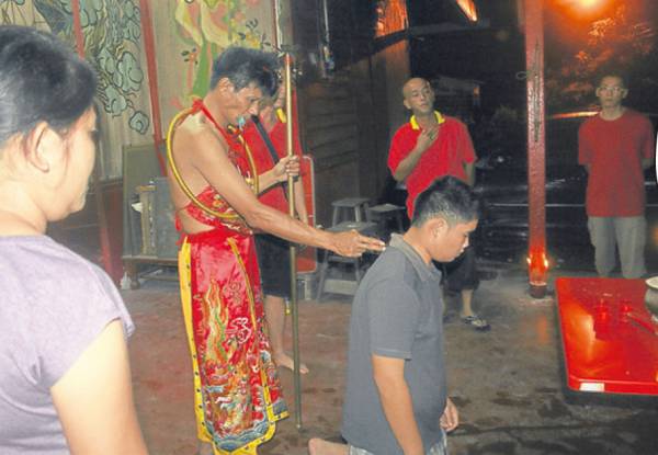 除了大二伯爷,哪吒三太子也到现场祝福一对新人,并指点其家人今后应办事项。