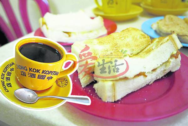 黑咖啡/炭烧面包 中国酒店 地址 : 5,Jalan Stesen,41000 Klang, Selangor电话 : 03-33710996 营业时间 : 平日7am至6pm 周六、日7am-2pm