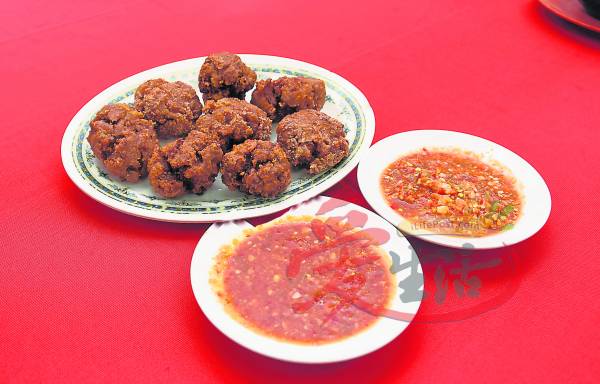 客家炸肉丸 平香客家排骨饭店 No.2, Jalan Gudang Nanas 1, Off Jalan Pasar, 41400 Klang. 电话:019-2600855 / 012-8369855 (营业时间:每早上7点到下午4点)