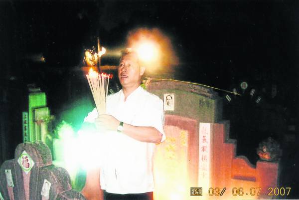 吴道长凌晨三点多开始便准备拾金仪式,隐约中觉得好像有一对眼睛在监视自己,后来回去看照片,才发现照片中有莫名光芒。