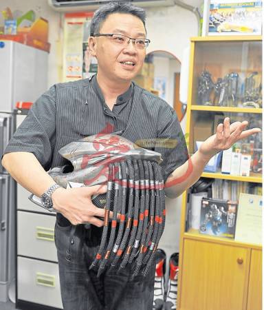 全副武装奔驰在大路上纯粹是为了安全,完全没有炫酷念头。