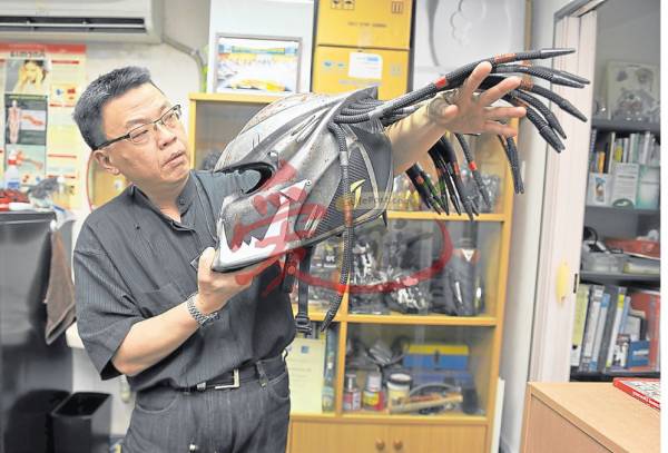 雷医生表示,从外国定制的头盔具有控制风力的功能,33条发丝控制奔驰的速度。