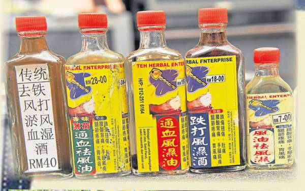 这些药油全是张医师自己上山采药加工提炼的。