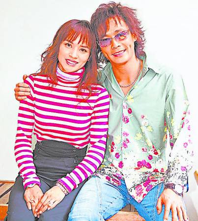 与妻子蜜儿的婚姻因缺乏沟通而分离,今日因一对子女而重续前缘,或者这会让彼此更珍惜这段得来不易的情缘吧!