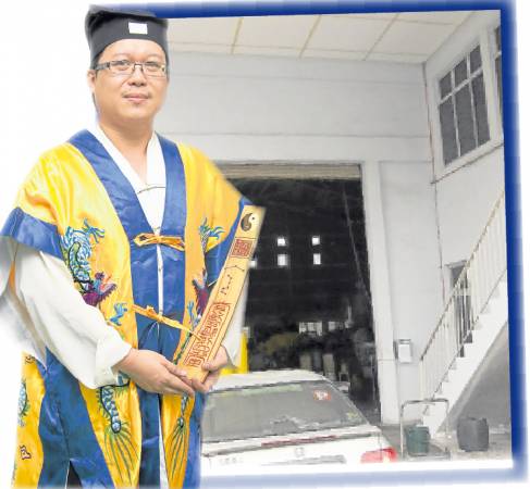 王忠文道教师说原本一路做到发的塑胶制造厂,因为布下五鬼运财局,9年后惨遭五鬼噬命祸事重重。