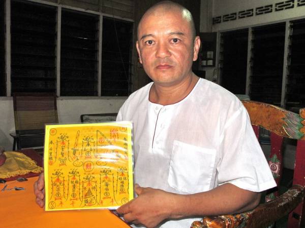 何朝丰师父说佩戴“如意吉祥”万能灵符,可逢凶化吉和避邪挡灾,也可以安奉在家中,保佑出入平安。