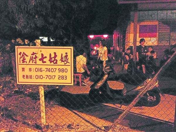 三更半夜里还在庙外排队等候问事的善信