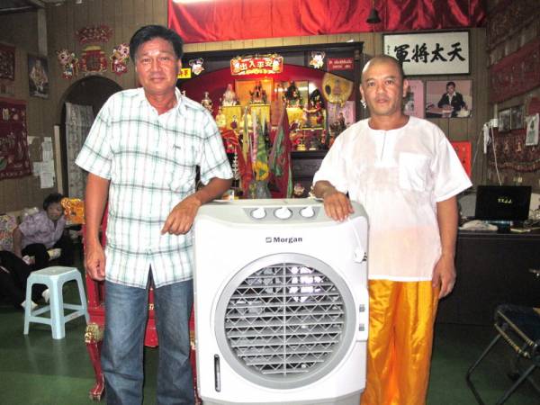 愿赌服输的张亚光输一架冷风机给何朝丰师父。
