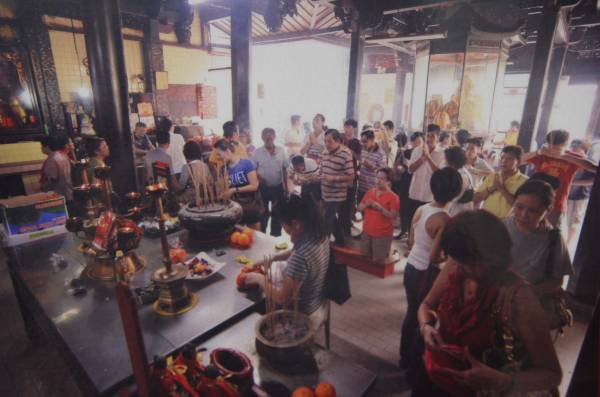 只要九条桥新芭拿督坛有祭典,庙里必会挤满了蜂拥而至的信徒们。