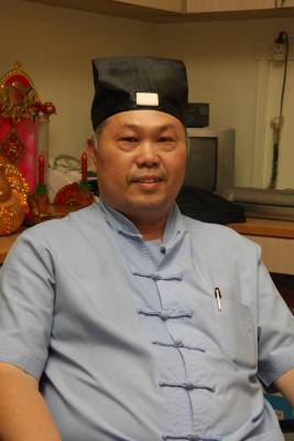 李光明道士说每个人的福报不同,中不中奖就要看个人财运,强求不来!