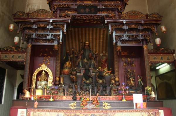 中间神祗为大伯公,左为象神甘尼莎。