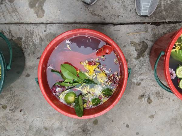 5桶盛有七色花和痲疯柑的水,再用五龙吐水清净灵符化了,放入水中来净化身上的衰运。