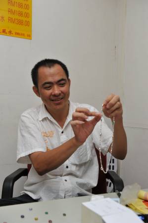 庄师傅说:“全世界只有我一人在制作这威力强的九龙石项链!”