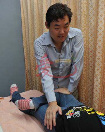 宋医师替顾客矫正骨骼,将全身的骨骼恢复到正常的位置,这样可以松弛肌肉,促进血液循环。