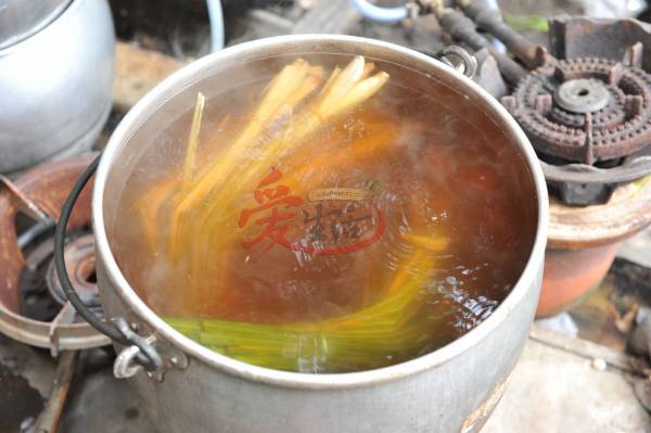 采用香茅、小洋葱、山田七等共5种独门草药配方,炮制而成的“泡脚圣水”,味道辛辣呛鼻。
