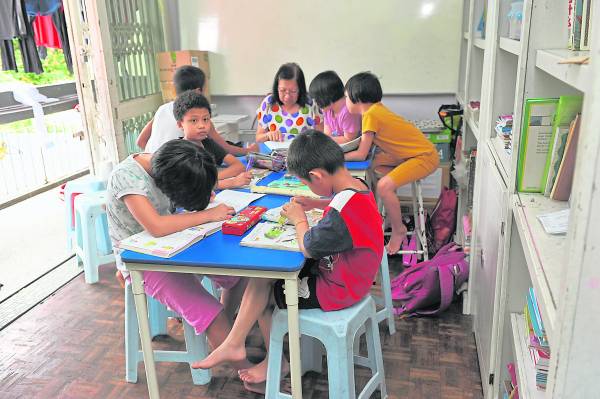仁爱之家每天都会安排老师教导孩子,让孩子多多学习。