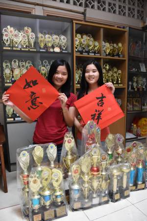 两姐妹经常参加各种书法比赛,获奖无数。
