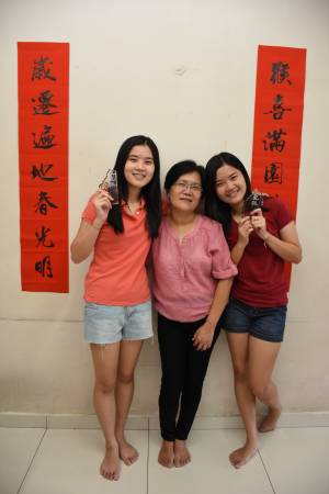 雯倪(姐姐,右)及雯迪自幼学书法,更获奖无数,亲友收到她们亲自挥毫的春联,都会高兴得贴墙增添春节气氛。