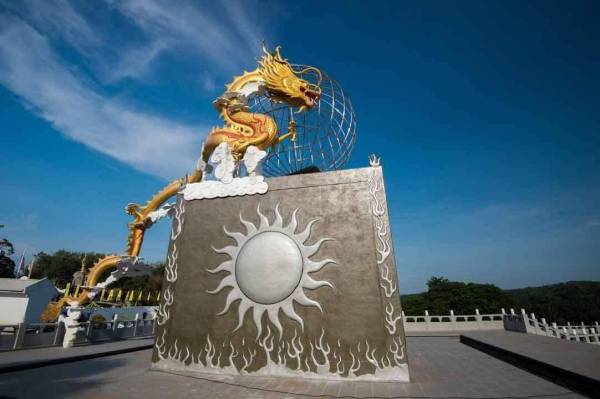 来到峯年文化圣城,又怎能错过霸气的龙横天下呢?