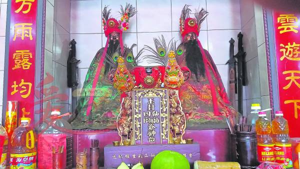 仙四师爷 万挠师爷宫 32, Lorong Tokong Cina , off Jalan Maxwell, 48000 Rawang, Selangor. GPS导航:3.321384, 101.576229 开放时间:7am. - 6pm.