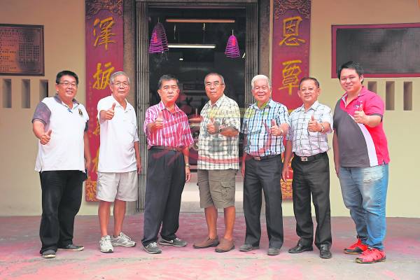 记者与万挠师爷宫理事大合照,(左起)师爷宫理事陈福耀、执行秘书李福春、财政刘观金、副主席锺松明、主席刘放、总务王峖荃。