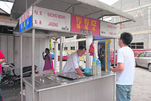 吴先生30年来,风雨不改的在同一地点摆档。 摇摇冰 地址:Jalan Welman(万挠万能投注站旁) 电话:019-272 5959 营业时间:11.30am - 5pm GPS导航:3.321845, 101.574611