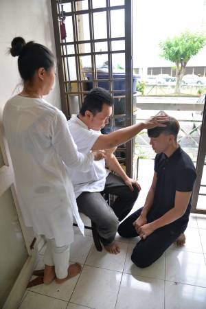 周师父的儿子之前牙痛难耐,即使看了医生吃药都无效,但周师父禀告娘娘后,立即为他施法,没想到牙就不再痛了。