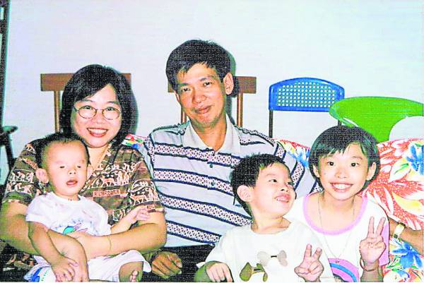 天生失明的杨康润,拥有一个幸福美满的家庭。