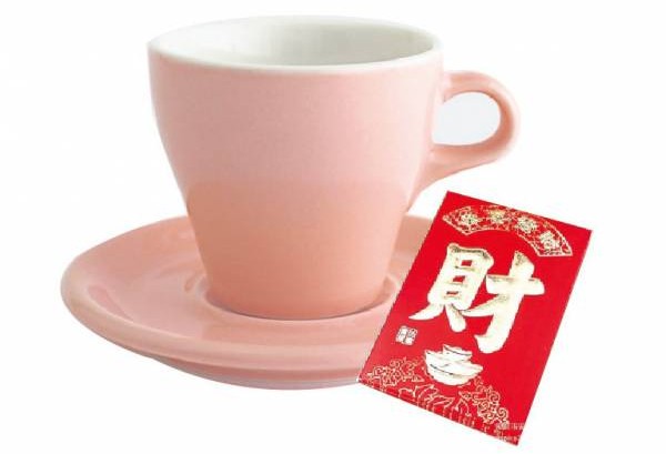 用陶瓷杯装水后,再押红包封可平稳思绪,甚至招财。