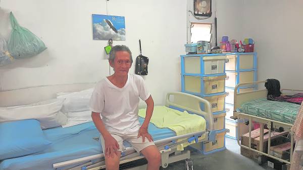 每间房间可以住三个人,每个人有自己的柜子存放私人物品。
