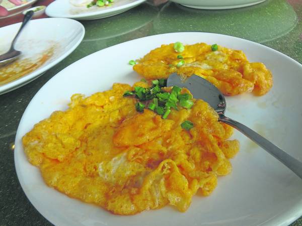 看起来其貌不 扬的鸭蛋料理,滋味浓厚!