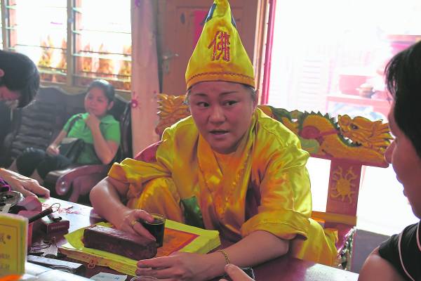 童身丽君表示,在印度蛇母神入驻济公庙之前,她曾梦见一条全身发金光的五头蛇,深知是神明的化身,不可侵犯。