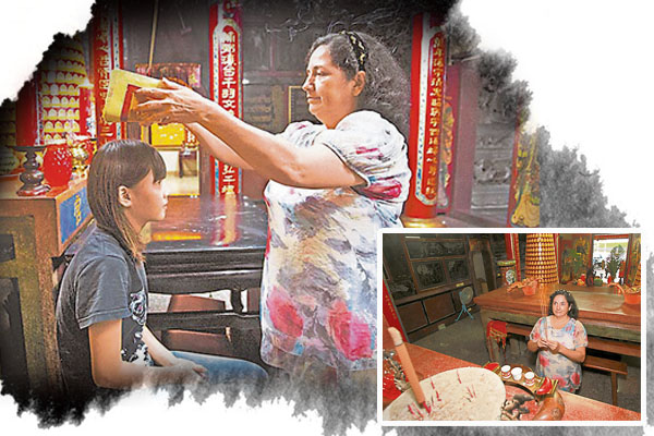 罗美智是全台湾唯一老外庙婆,负责收惊、点光明灯、解签诗等庙务工作。