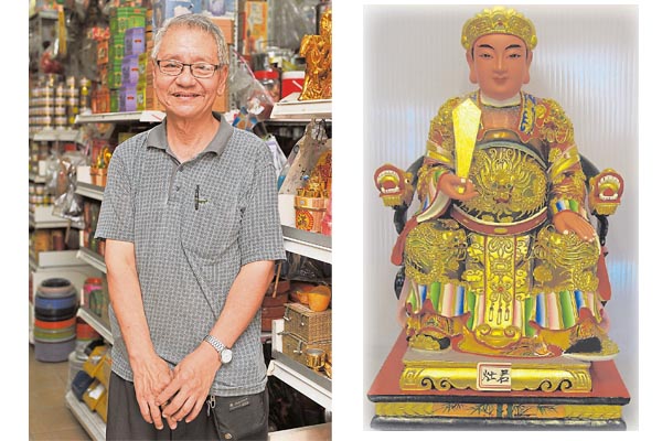 万发兴神料店林洵德表示,别以为灶君真的只是看顾厨房、防备火灾,如果天天香火奉祀灶君,祂会庇佑你容易找吃、生意兴隆,升职又加薪呢!