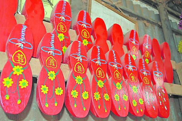 5.红漆风干后,即可画上各式各样图案作点缀。