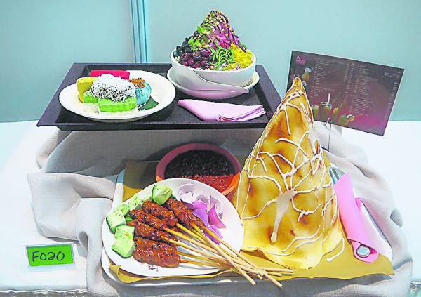 配合“马来西亚美食“主题,以翻糖蛋糕制作马来西亚具有特色的印度煎饼、煎蕊和娘惹糕等美食,再次获得全场主题总冠军。