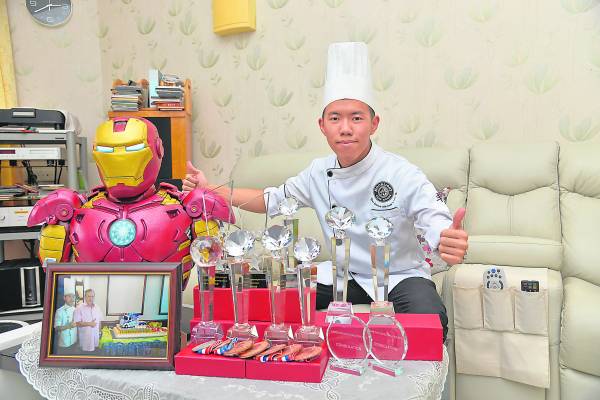 天才蛋糕师罗楚胜Ryan精心制作了一个真人版大小的钢铁侠(Iron Man)翻糖蛋糕,造型栩栩如生,简直和真的一样!