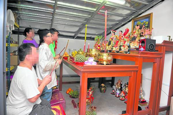 王忠文师父带领高先生与叶姓助手在生基室拜拜。